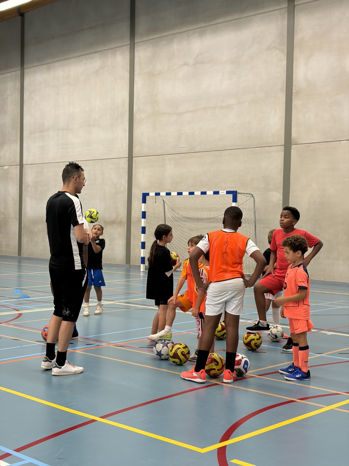 Formateur B2B donnant ses consignes techniques aux enfants