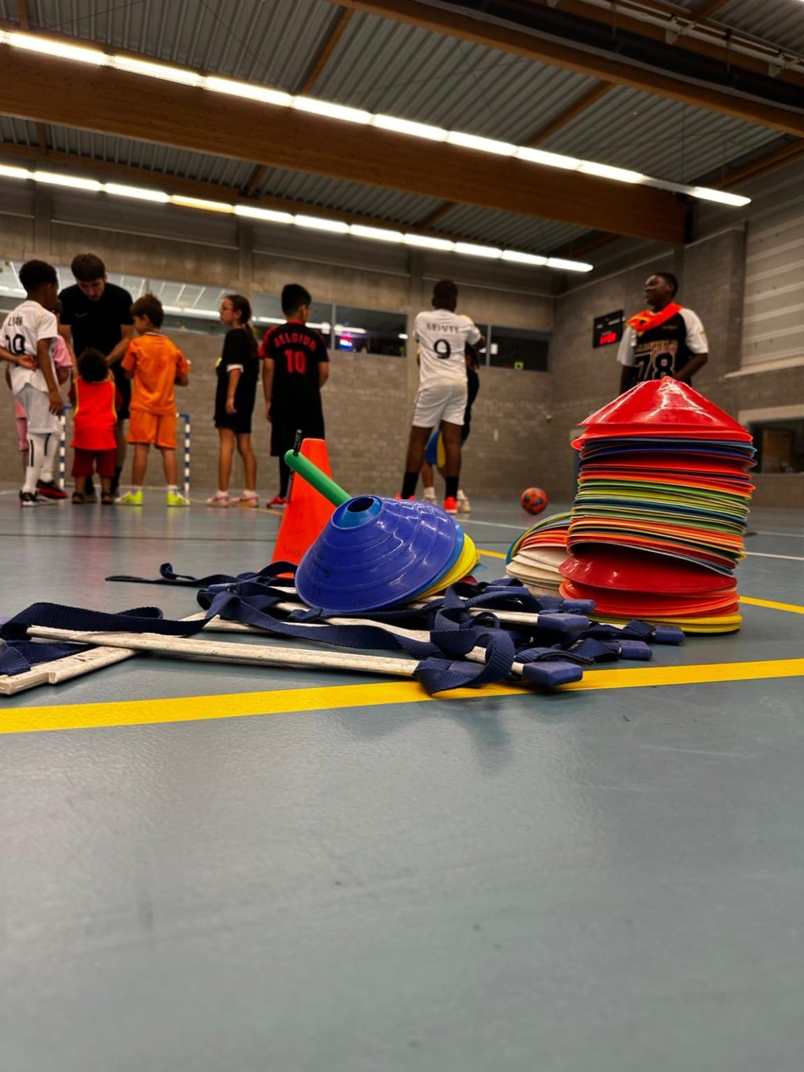 Matériel d’entraînement et groupe B2B réunis dans la salle indoor